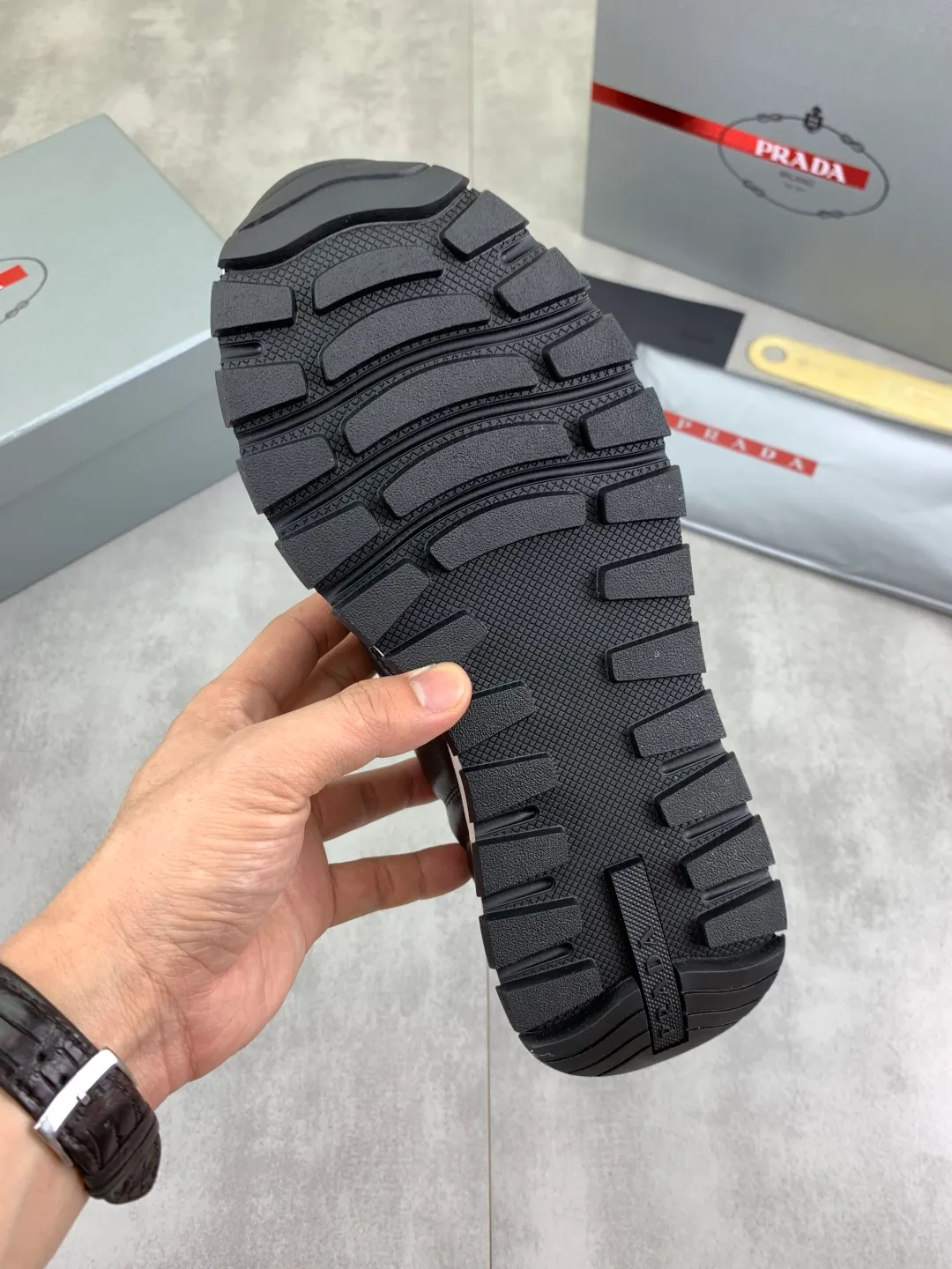 Men's shoes 💰P540 new (higher version) new PRADA (Prada) classic models are on the market at the same time, new men's shoes, 😘fabrics are selected from original imported calfskin. First layer of imported cowhide lining. The original version is awesome! 👍🏿Original open-molded non-slip PU outsole, with exquisite lines, simple and elegant, super comfortable and classy on foot, suitable for leisure travel. Code number: 38-45 (46 customized) 4️⃣ colors available